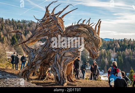 Drago Vaia (Drago Vaia). La scultura è opera dell'artista Marco Martalar. Lavarone, Alpe cimbra, Trentino Alto Adige, Italia settentrionale. Foto Stock