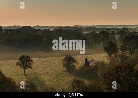 Paesaggio rurale. Mattina nebbia in una mattinata di primavera. L'alba sulla campagna francese Foto Stock