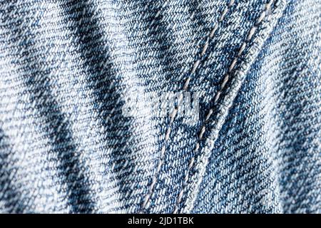 primo piano di tessuto jeans con cucitura Foto Stock