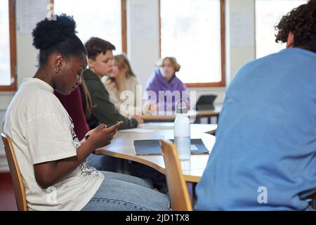 Gruppo di studenti seduti in classe Foto Stock