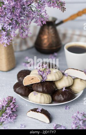 Tazza di caffè, lilla, marshmallow in glassa di cioccolato bianco e scuro, cezve. Dolce concetto Foto Stock