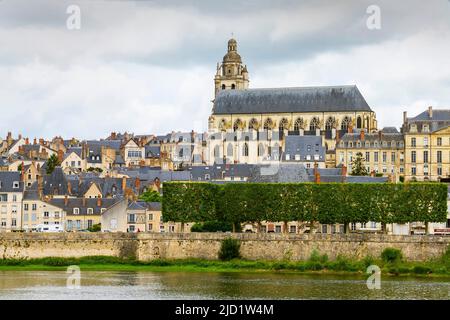 Vista della Cattedrale di Saint Louis e della città vecchia di Blois. Blois è un comune e la città capitale del dipartimento di Loir-et-Cher, nel Centro-Val de Loire, F Foto Stock