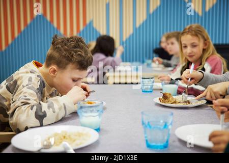 I bambini pranzano in caffetteria Foto Stock