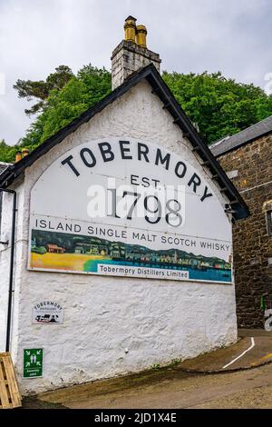 Tobermory, Isola di Mull, Scozia – sul porto, l'ingresso alla distilleria Tobermory, famosa in tutto il mondo, che produce un Whisky Single Malt Scotch dal 1798 Foto Stock