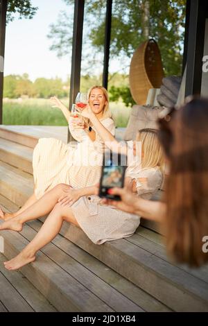 Amici femminili che si divertono all'aperto Foto Stock