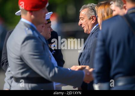 Burg, Germania. 17th giugno 2022. Gunnar Schellenberger (r), presidente del parlamento di Stato della Sassonia-Anhalt, si congratula con le reclute del Battaglione Logistica 171 a Clausewitz Barracks. Una promessa cerimoniale delle reclute si è svolta nel sito questa mattina. Credit: Klaus-Dietmar Gabbert/dpa/Alamy Live News Foto Stock