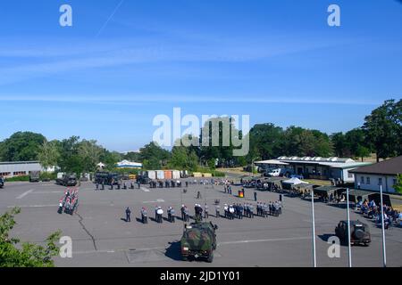 Burg, Germania. 17th giugno 2022. I soldati della Logistica Battaglione 171 si trovano sul terreno di battaglia di Clausewitz Barracks. Vi si è svolta una promessa solenne delle reclute. Credit: Klaus-Dietmar Gabbert/dpa/Alamy Live News Foto Stock