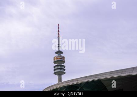 Vista dalla BMW Welt della Torre Olimpica, la torre della televisione alta 291 m a Monaco e uno dei punti di riferimento della città. Monaco di Baviera, Germania, 19.2.22 Foto Stock