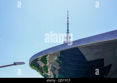 Vista dalla BMW Welt della Torre Olimpica, la torre della televisione alta 291 m a Monaco e uno dei punti di riferimento della città. Monaco di Baviera, Germania, 15.2.22 Foto Stock