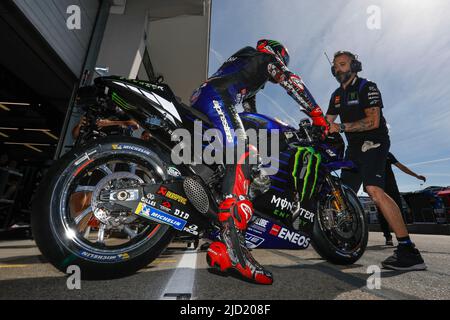 Hohenstein Ernsthal, Germania. Giugno 17th 2022. MotoGP Liqui Moly Motorrad Grand Prix Deutschland al circuito di Sachsenring, Hohenstein-Ernsthal, Germania. Foto: #20 Fabio Quartararo (fra) di Monster Energy Yamaha MotoGP Credit: Piotr Zajac/Alamy Live News Foto Stock
