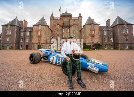 17th giugno 2022. Castello di Thirlestane, Lauder, Scottish Borders. LA FOTO DI SIR Jackie Stewart OBE è visto fuori dal castello di Thirlestane nei confini scozzesi con la sua iconica Matra MS-80 02 del 1969 che lo ha alimentato al suo primo titolo di Formula 1. Il Flying Scot è tornato a casa per il più grande nuovo evento motoristica scozzese, il Sir Jackie Stewart Classic, presentato da Rolex, che si svolge questo fine settimana (18th e 19th giugno). Il Sir Jackie Stewart Classic festeggerà il triplice campione del mondo di Formula 1 per un fine settimana emozionante per gli appassionati di sport motoristici e le famiglie. Ci sarà exh Foto Stock