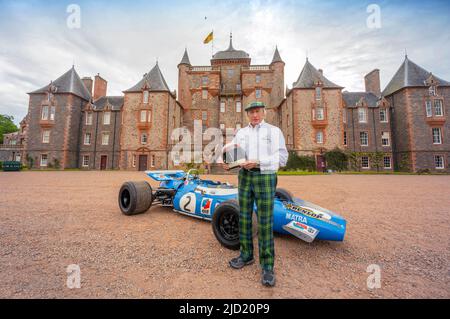 17th giugno 2022. Castello di Thirlestane, Lauder, Scottish Borders. LA FOTO DI SIR Jackie Stewart OBE è visto fuori dal castello di Thirlestane nei confini scozzesi con la sua iconica Matra MS-80 02 del 1969 che lo ha alimentato al suo primo titolo di Formula 1. Il Flying Scot è tornato a casa per il più grande nuovo evento motoristica scozzese, il Sir Jackie Stewart Classic, presentato da Rolex, che si svolge questo fine settimana (18th e 19th giugno). Il Sir Jackie Stewart Classic festeggerà il triplice campione del mondo di Formula 1 per un fine settimana emozionante per gli appassionati di sport motoristici e le famiglie. Ci sarà exh Foto Stock