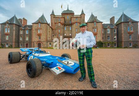 17th giugno 2022. Castello di Thirlestane, Lauder, Scottish Borders. LA FOTO DI SIR Jackie Stewart OBE è visto fuori dal castello di Thirlestane nei confini scozzesi con la sua iconica Matra MS-80 02 del 1969 che lo ha alimentato al suo primo titolo di Formula 1. Il Flying Scot è tornato a casa per il più grande nuovo evento motoristica scozzese, il Sir Jackie Stewart Classic, presentato da Rolex, che si svolge questo fine settimana (18th e 19th giugno). Il Sir Jackie Stewart Classic festeggerà il triplice campione del mondo di Formula 1 per un fine settimana emozionante per gli appassionati di sport motoristici e le famiglie. Ci sarà exh Foto Stock