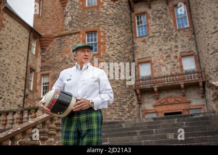 17th giugno 2022. Castello di Thirlestane, Lauder, Scottish Borders. LA FOTO DI SIR Jackie Stewart OBE è visto fuori dal castello di Thirlestane nei confini scozzesi con la sua iconica Matra MS-80 02 del 1969 che lo ha alimentato al suo primo titolo di Formula 1. Il Flying Scot è tornato a casa per il più grande nuovo evento motoristica scozzese, il Sir Jackie Stewart Classic, presentato da Rolex, che si svolge questo fine settimana (18th e 19th giugno). Il Sir Jackie Stewart Classic festeggerà il triplice campione del mondo di Formula 1 per un fine settimana emozionante per gli appassionati di sport motoristici e le famiglie. Ci sarà exh Foto Stock