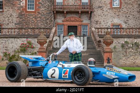 17th giugno 2022. Castello di Thirlestane, Lauder, Scottish Borders. LA FOTO DI SIR Jackie Stewart OBE è visto fuori dal castello di Thirlestane nei confini scozzesi con la sua iconica Matra MS-80 02 del 1969 che lo ha alimentato al suo primo titolo di Formula 1. Il Flying Scot è tornato a casa per il più grande nuovo evento motoristica scozzese, il Sir Jackie Stewart Classic, presentato da Rolex, che si svolge questo fine settimana (18th e 19th giugno). Il Sir Jackie Stewart Classic festeggerà il triplice campione del mondo di Formula 1 per un fine settimana emozionante per gli appassionati di sport motoristici e le famiglie. Ci sarà exh Foto Stock