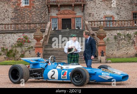 17th giugno 2022. Castello di Thirlestane, Lauder, Scottish Borders. Sir Jackie Stewart OBE raffigurato con Edward Maitland-Carew.Who ha organizzato l'evento nella sua casa di famiglia, il castello di Thirlestane. LA FOTO DI SIR Jackie Stewart OBE è visto fuori dal castello di Thirlestane nei confini scozzesi con la sua iconica Matra MS-80 02 del 1969 che lo ha alimentato al suo primo titolo di Formula 1. Il Flying Scot è tornato a casa per il più grande nuovo evento motoristica scozzese, il Sir Jackie Stewart Classic, presentato da Rolex, che si svolge questo fine settimana (18th e 19th giugno). Il fine settimana ideale per gli appassionati di motori Foto Stock