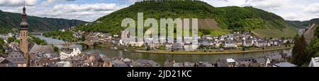 Cochem, Renania-Palatinato, Germania - 21 maggio 2022: Vista sulla città Cochem e il fiume Mosella. Foto Stock