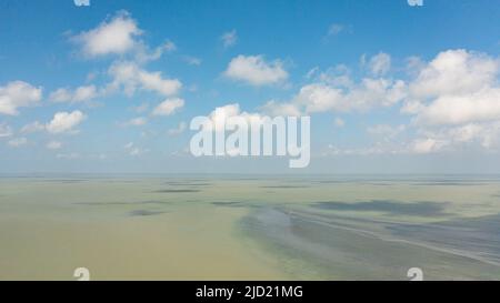 Superficie di blu oceano con le onde e il cielo blu con nuvole, vista aerea. Acqua orizzonte cloud sfondo. Blu acqua di mare con onde contro il cielo. Foto Stock