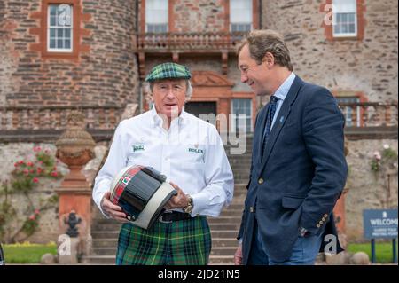 17th giugno 2022. Castello di Thirlestane, Lauder, Scottish Borders. Sir Jackie Stewart OBE raffigurato con Edward Maitland-Carew.Who ha organizzato l'evento nella sua casa di famiglia, il castello di Thirlestane. LA FOTO DI SIR Jackie Stewart OBE è visto fuori dal castello di Thirlestane nei confini scozzesi con la sua iconica Matra MS-80 02 del 1969 che lo ha alimentato al suo primo titolo di Formula 1. Il Flying Scot è tornato a casa per il più grande nuovo evento motoristica scozzese, il Sir Jackie Stewart Classic, presentato da Rolex, che si svolge questo fine settimana (18th e 19th giugno). Il fine settimana ideale per gli appassionati di motori Foto Stock