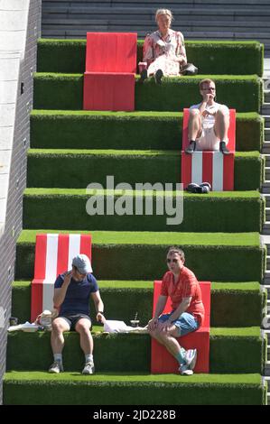 Centro di Birmingham, Inghilterra, 17 giugno 2022. Le persone amano il caldo sudore nel giorno più caldo dell'anno nel centro di Birmingham al Mailbox. Fig. Per credito: Interrompi stampa Media/Alamy Live News Foto Stock