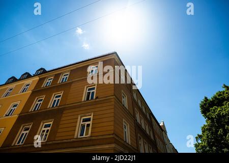 File di case, appartamenti, condomini a Schwabing, cielo blu Foto Stock