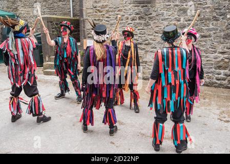 I Flagcrackers di Skipton (Craven) si esibiscono e si divertono alla Cappelside Farm Rathmell, Yorkshire, al giorno dell'Open Farm il 12th giugno 2022. Foto Stock