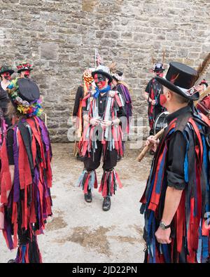 I Flagcrackers di Skipton (Craven) si esibiscono e si divertono alla Cappelside Farm Rathmell, Yorkshire, al giorno dell'Open Farm il 12th giugno 2022. Foto Stock