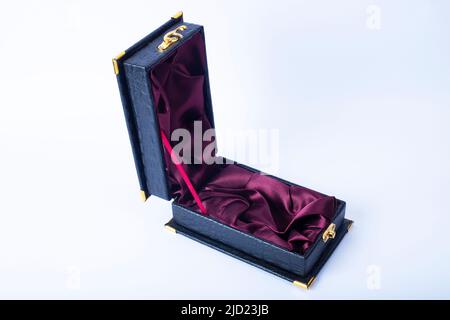 Profumo bello scatola souvenir su uno sfondo nero. Foto Stock