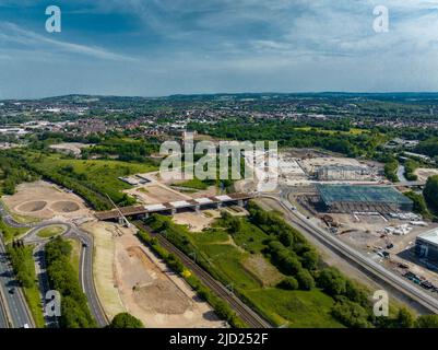 Etruira Valley link Road e Wolstanton Retail Park, dall'aria, drone aereo Foto Stock