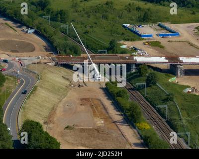 Etruira Valley link Road e Wolstanton Retail Park, dall'aria, drone aereo Foto Stock