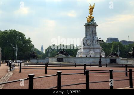 LONDRA, GRAN BRETAGNA - 17 MAGGIO 2014: È un memoriale della Regina Vittoria a Buckingham Palace. Foto Stock