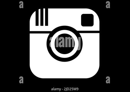 Instagram. Logo Instagram social network in bianco su sfondo nero. Social network. Disegno illustrativo. Illustrazione. Foto Stock
