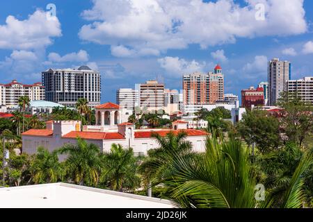 Sarasota, Florida, USA skyline del centro tra le palme. Foto Stock