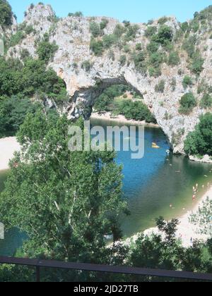 Il Pont d'Arc è il più grande arco naturale d'Europa, una delle caratteristiche spettacolari all'inizio del canyon nelle Gorges de l'Ardeche. Foto Stock