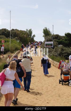 Camber, East Sussex, Regno Unito. 17 Giu 2022. UK Meteo: Orde di visitatori si arrampicano sulle dune di sabbia che si dirigono verso la spiaggia di Camber sulla costa orientale del Sussex in uno dei giorni più caldi dell'anno finora. Photo Credit: Paul Lawrenson/Alamy Live News Foto Stock