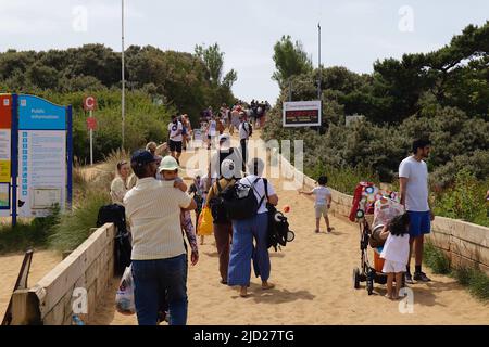 Camber, East Sussex, Regno Unito. 17 Giu 2022. UK Meteo: Orde di visitatori si arrampicano sulle dune di sabbia che si dirigono verso la spiaggia di Camber sulla costa orientale del Sussex in uno dei giorni più caldi dell'anno finora. Photo Credit: Paul Lawrenson/Alamy Live News Foto Stock