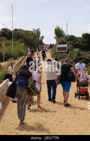 Camber, East Sussex, Regno Unito. 17 Giu 2022. UK Meteo: Orde di visitatori si arrampicano sulle dune di sabbia che si dirigono verso la spiaggia di Camber sulla costa orientale del Sussex in uno dei giorni più caldi dell'anno finora. Photo Credit: Paul Lawrenson/Alamy Live News Foto Stock