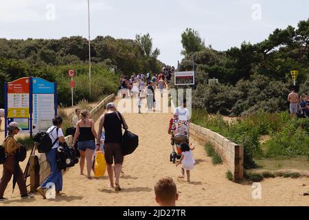 Camber, East Sussex, Regno Unito. 17 Giu 2022. UK Meteo: Orde di visitatori si arrampicano sulle dune di sabbia che si dirigono verso la spiaggia di Camber sulla costa orientale del Sussex in uno dei giorni più caldi dell'anno finora. Photo Credit: Paul Lawrenson/Alamy Live News Foto Stock