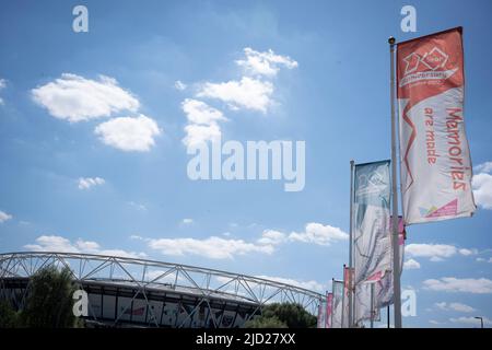 Dieci anni dopo che le Olimpiadi di Londra del 2012 si sono basate qui a Stratford, è lo stadio olimpico originale e bandiere di decimo anniversario nel parco della regina Elizabeth, il 14th giugno 2022, a Londra, Inghilterra. L'ex sede olimpica principale era controverso ri-paesaggistico da una vecchia tenuta industriale. La sua promessa eredità è uno spazio verde ora conosciuto come l'Elizabeth Park, che rimane un habitat naturale e i cui centri sono ancora il Velodrome e il Centro Acquatico utilizzati dal pubblico, mentre il principale stadio olimpico è sede del West Ham Football Club. Foto Stock