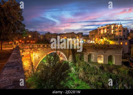 Tivoli, Italia città paesaggio urbano al tramonto. Foto Stock