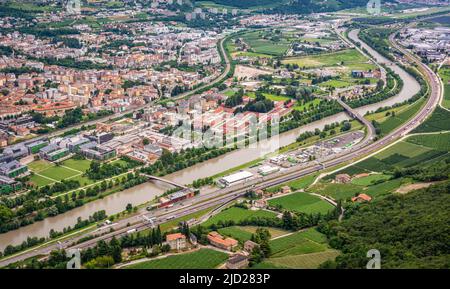 Vista panoramica della città di trento da Sardagna, cittadina in provincia di Trento, Trentino Alto Adige, Italia settentrionale Foto Stock