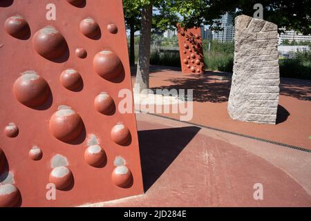 Dieci anni dopo che le Olimpiadi di Londra del 2012 si sono basate qui a Stratford, è un muro di arrampicata dei bambini nel parco olimpico della regina Elizabeth, il 14th giugno 2022, a Londra, Inghilterra. L'ex sede olimpica principale era controverso ri-paesaggistico da una vecchia tenuta industriale. La sua promessa eredità è uno spazio verde ora conosciuto come l'Elizabeth Park, che rimane un habitat naturale e i cui centri sono ancora il Velodrome e il Centro Acquatico utilizzati dal pubblico, mentre il principale stadio olimpico è sede del West Ham Football Club. Foto Stock