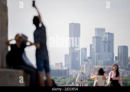 I visitatori si riuniscono ai piedi della statua del generale James Wolfe a Greenwich Park, il 16th giugno 2022, a Londra, Inghilterra. Greenwich Park è un ex parco di caccia e uno dei più grandi spazi verdi nel sud-est di Londra. Foto Stock