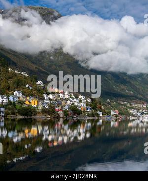 Case tradizionali nella città industriale Odda in fondo a Sörfjord, Hardanger, Norvegia. Foto Stock