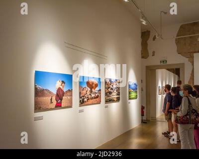 Mostra del famoso fotografo Steve Mc Curry a Palazzo delle Albere, edificio rinascimentale nella città di Trento, Trentino Alto Adige Foto Stock