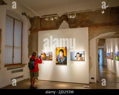 Mostra del famoso fotografo Steve Mc Curry a Palazzo delle Albere, edificio rinascimentale nella città di Trento, Trentino Alto Adige Foto Stock