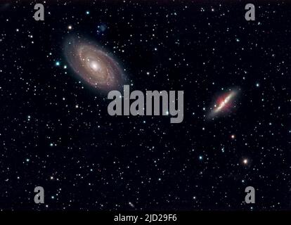 Le galassie M81 (bodes Nebula, a sinistra) e M82 (Cigar Gallassia) nella costellazione Ursa maggiore. La galassia irregolare nano Holmberg IX può essere scorcio Foto Stock