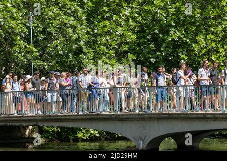 Londra, Regno Unito. 17th giugno 2022. UK Weather a Busy St James Park London il giorno più caldo dell'anno con molti approfittato del tempo per prendere il sole Credit: Ian Davidson/Alamy Live News Foto Stock