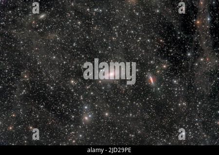 L'area intorno alle galassie luminose Messier 81 e Messier 82 nella costellazione Ursa Major mostra una debole nebulosità (flusso integrato) che si trova oltre il Foto Stock