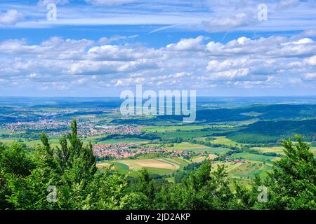 Vista pittoresca del paesaggio di Zollernalb dalla cresta dell'Alb su Raichberg, Alb svevo vicino ad Albstadt, Baden-Württemberg, Germania. Foto Stock